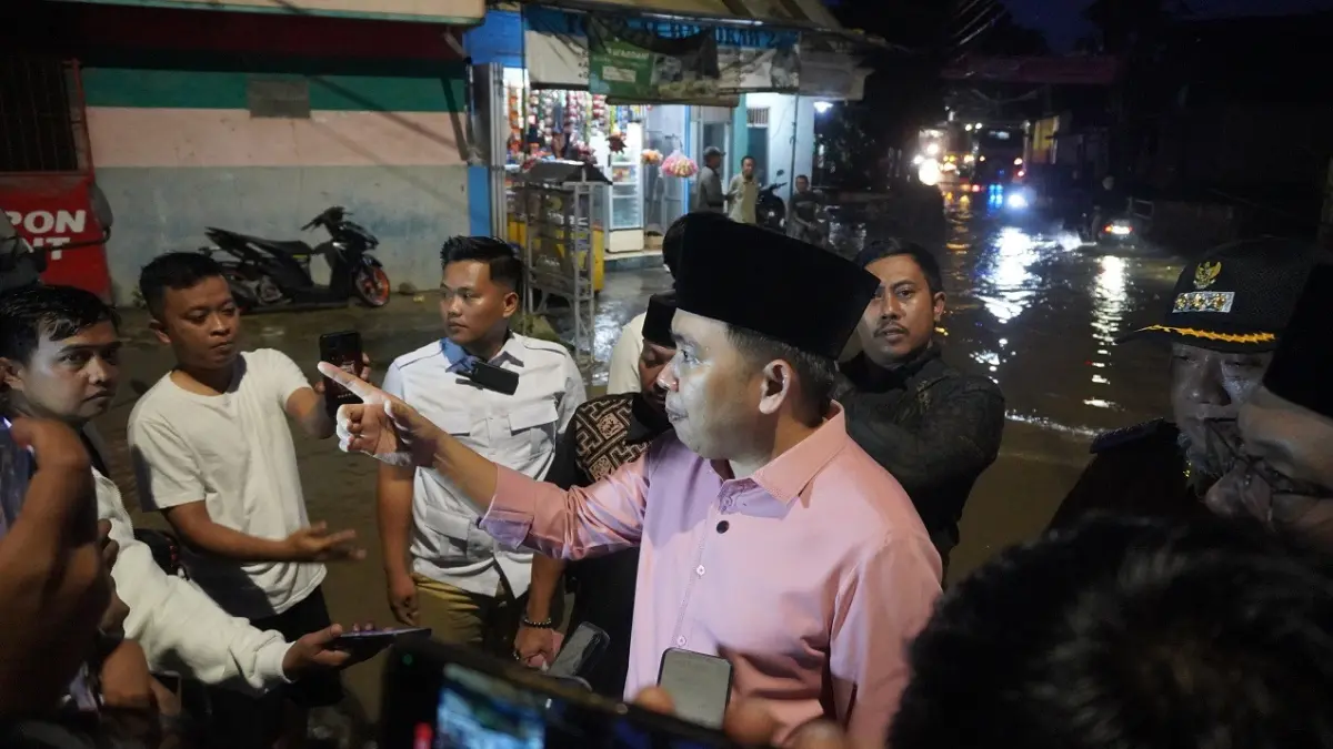 INSPEKSI: Gus Fawait saat sidak ke lokasi banjir di Dusun Krajan, Desa/Kecamatan Mumbulsari, Senin malam (6/4/2026). (MAULANA/RADAR JEMBER)