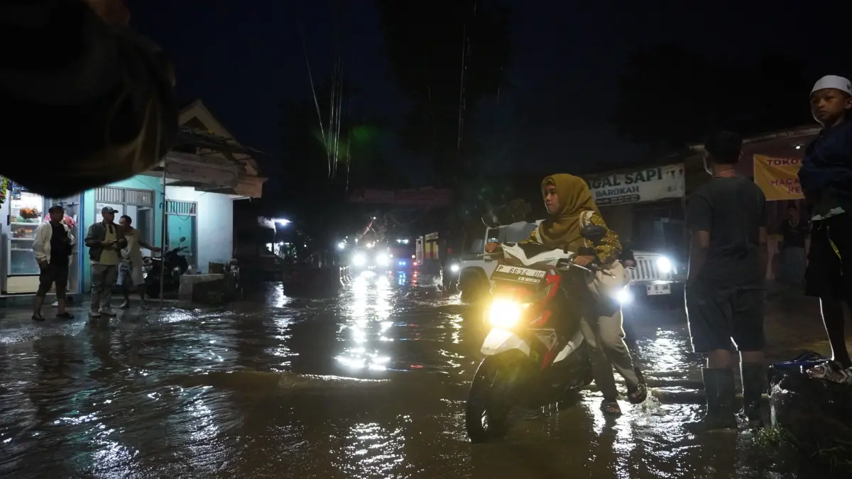 Lokasi banjir di Jalan Budi Utomo, Dusun Krajan, Desa Mumbulsari, Kecamatan Mumbulsari, Jember, Senin malam (6/4/2026) waktu setempat. (Foto: Maulana/Radar Jember)