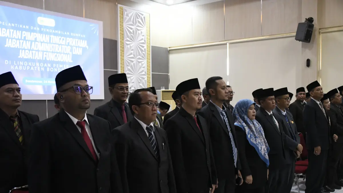 MENGIKUTI DENGAN SEKSAMA: Sejumlah ASN Pejabat Pemkab Bondowoso saat mengikuti rapat bersama di kantor Pemda. (FAQIH/RJ)