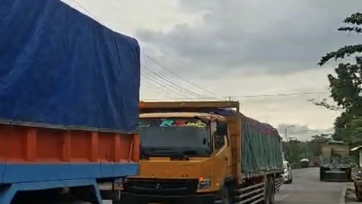 MULAI DISIKAPI: Sejumlah truk PT Imasco Puger yang beroperasi di sekitar ruas jalan Kasiyan, jalan Rambipuji-Puger maupun arah Jalan Kencong. (Kecamatan Puger)