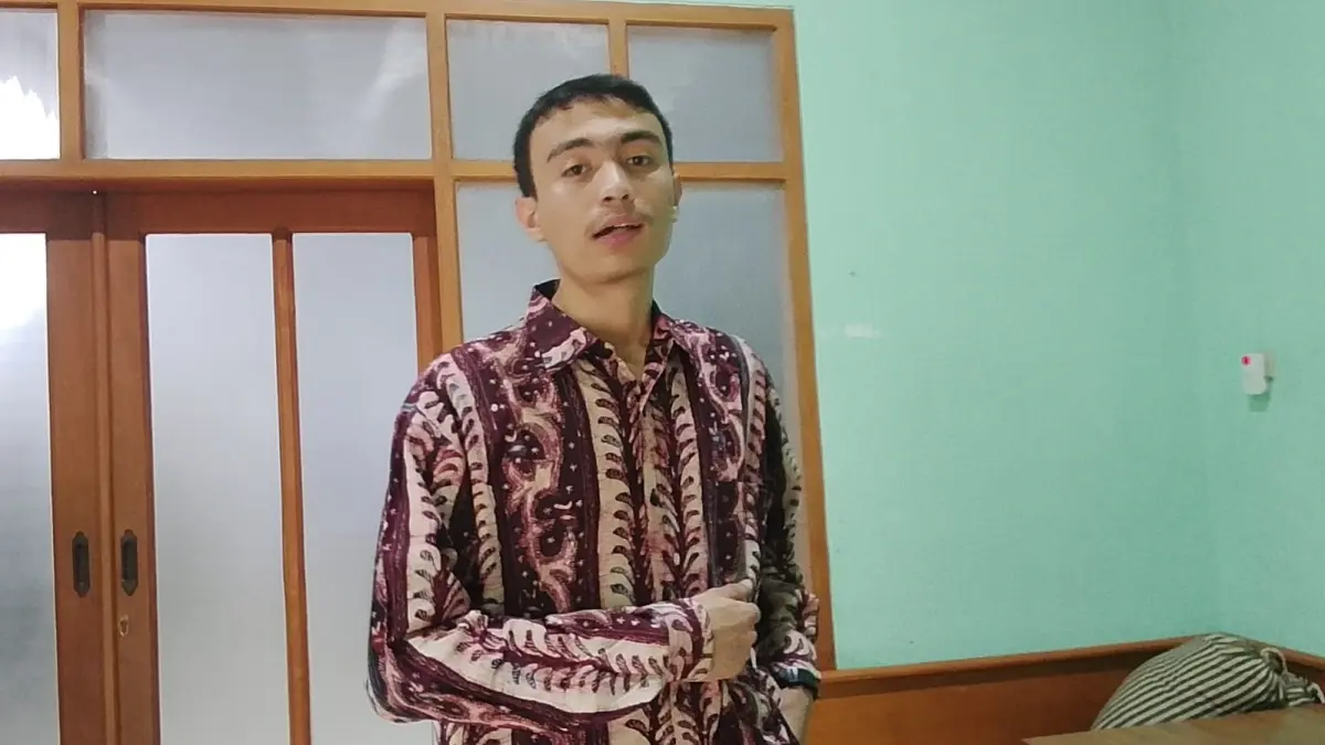 PULANG KE TANAH AIR: Muhammad Bagir saat ditemui di rumahnya, di Kelurahan Mangli, Kecamatan Kaliwates. Ia berhasil dievakuasi di tengah pusaran konflik bersenjata yang kini sedang berlangsung antara Iran dengan Israel-Amerika Serikat. (MAULANA/RADAR JEMBER)&nbsp;