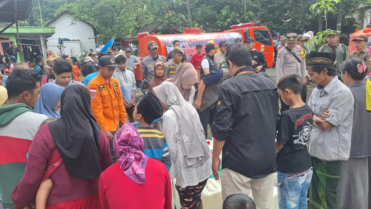 BERKUMPUL:Sejumlah warga saat memadati proses pendistribusian air bersih tahun 2025 lalu