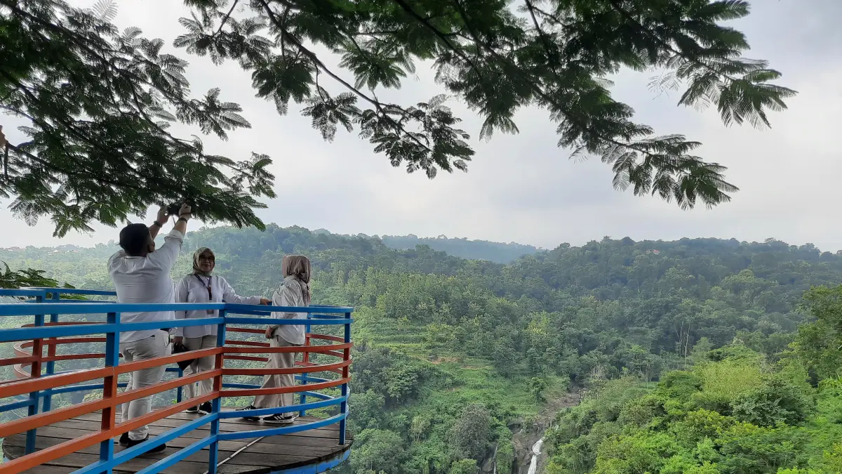 BERKUNJUNG: Sejumlah wisatawan saat menggunakan layanan karcis non-tunai di wisata Arak-arak Bondowoso. (FAQIH/RJ)