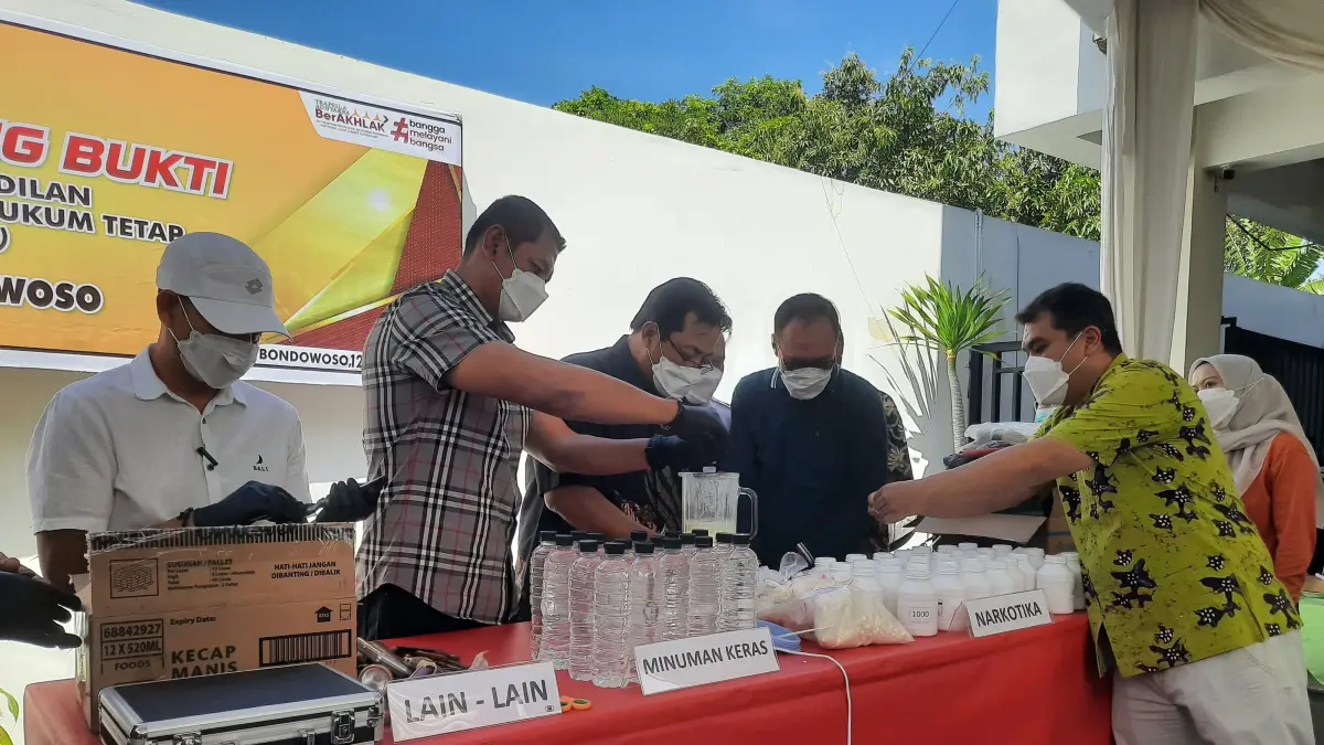 DIHANCURKAN: Kajari Bondowoso saat ikut memusnahkan sejumlah barang bukti, (FAQIH/RJ)