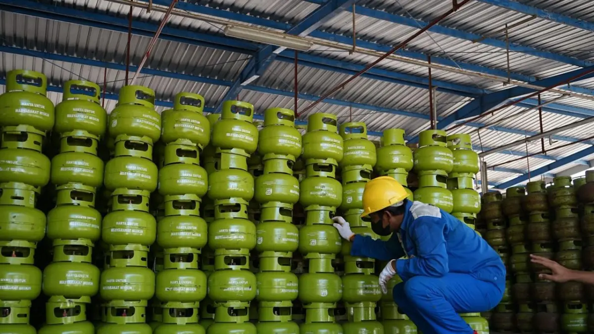 DIKONTROL TERUS: Salah seorang petugas saat meninjau stok gas lpg 3kg di pangkalan. (FAQIH/RJ)