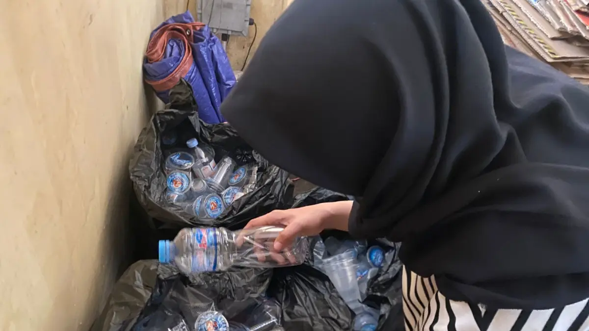 DIPILAH: Salah seorang warga memilah botol plastik yang dikumpulkan di rumahnya, beberapa waktu lalu. (ILHAM/RJ)&nbsp;