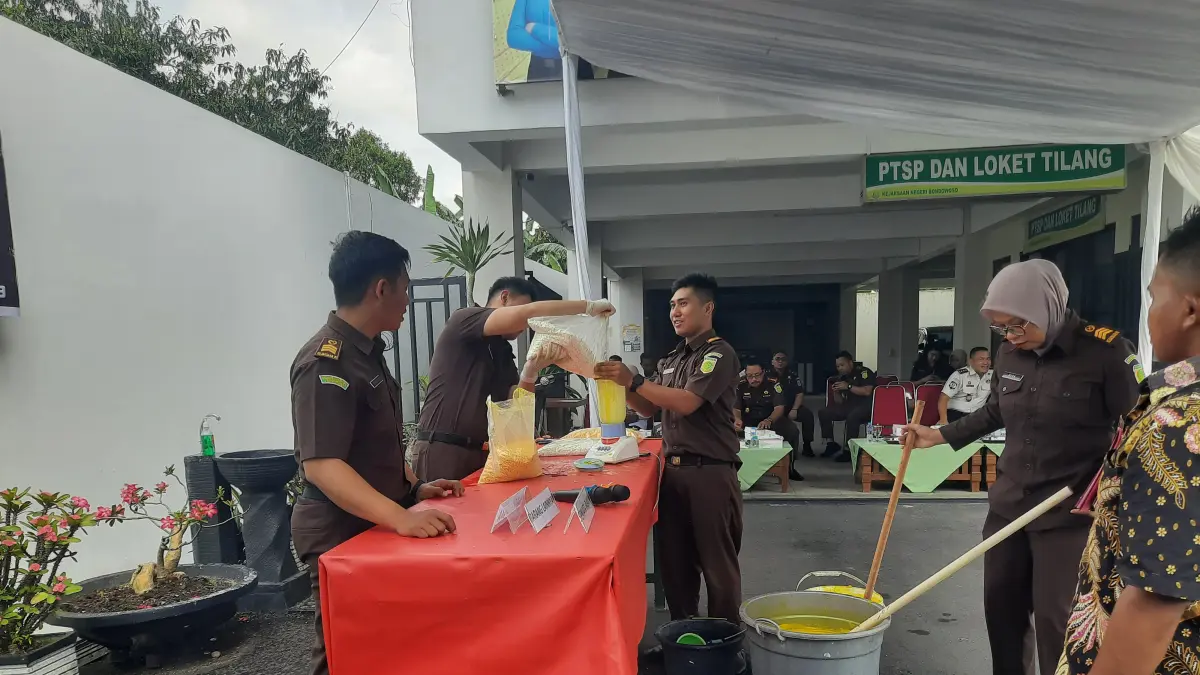 DISMUSNAHKAN: Sejumlah petugas saat memusnahkan barang bukti selama tiga bulan terakhir (FAQIH/RJ