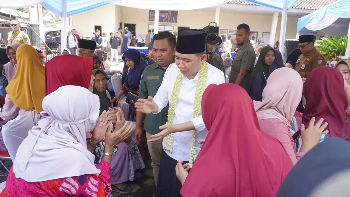 GALANG DUKUNGAN: Gus Fawait di sela-sela giat Bunga Desaku di Balai Desa Suco, Kecamatan Mumbulsari, dan bertemu dengan pelaku UMKM, pedagang sayur (Mlijo), dan kelompok tani, Selasa (7/4). (MAULANA/RADAR JEMBER)
