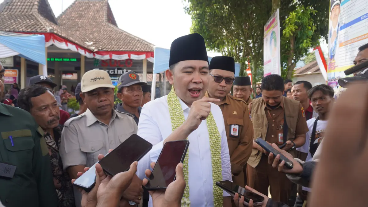 Gus Fawait di sela-sela giat Bunga Desaku di Balai Desa Suco, Kecamatan Mumbulsari, dan bertemu dengan pelaku UMKM, pedagang sayur (Mlijo), dan kelompok tani, Selasa (7/4/2026). (Foto: Maulana/Radar Jember)