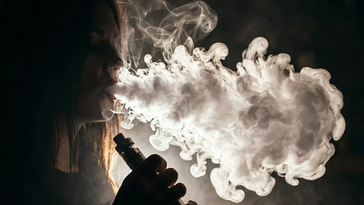 Ilustrasi rokok elektrik. BNN mendesak pemerintah melarang total penggunaan vape karena jadi media konsumsi zat berbahaya. (foto: AI)