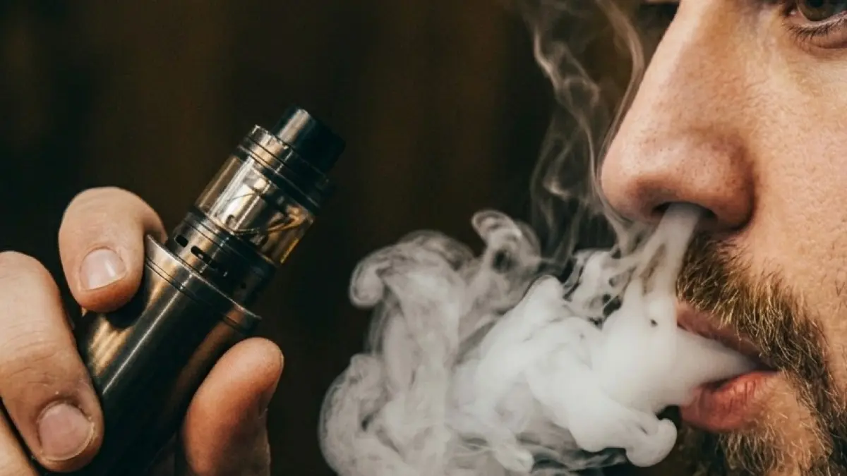 Ilustrasi rokok elektrik. (foto: AI)