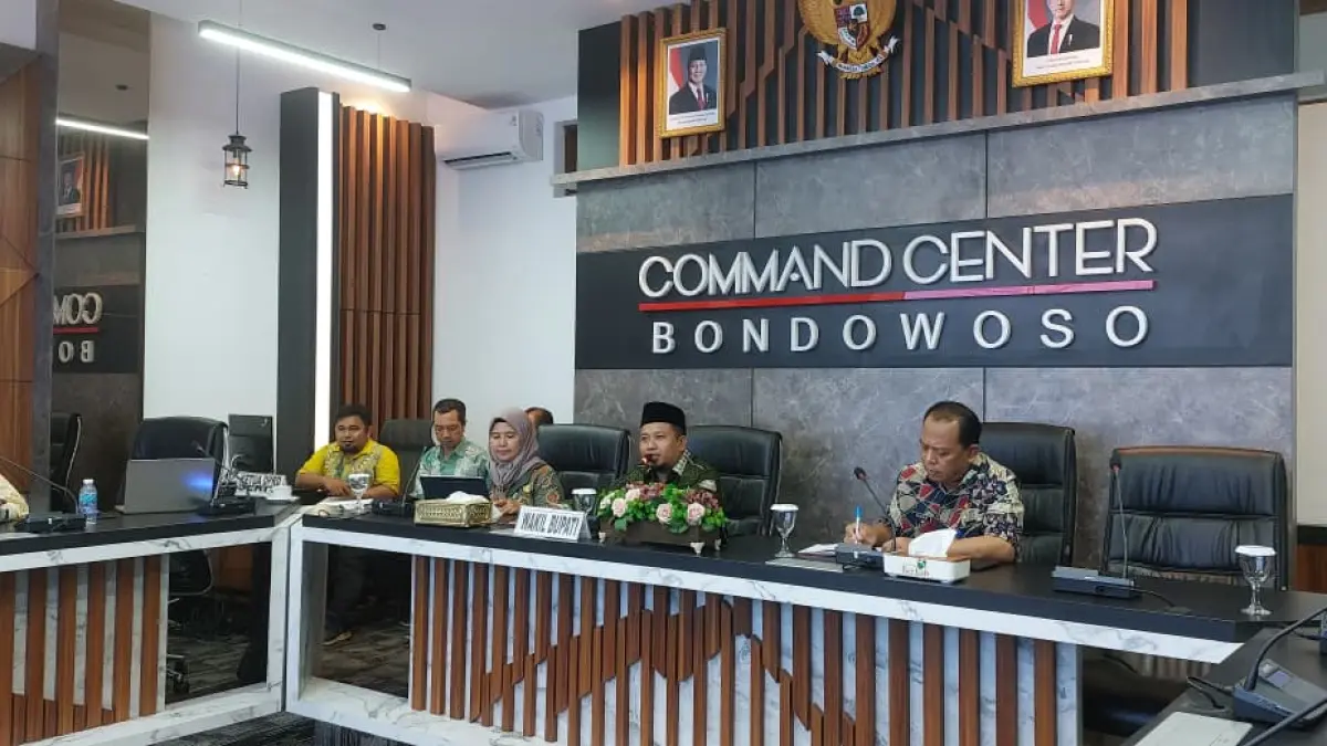 LEBIH DEKAT: Wakil Bupati Bondowoso, As’ad Yahya Syafi’i memimpin rapat koordinasi pembentukan Satgas MBG Kecamatan. (ILHAM/RJ)