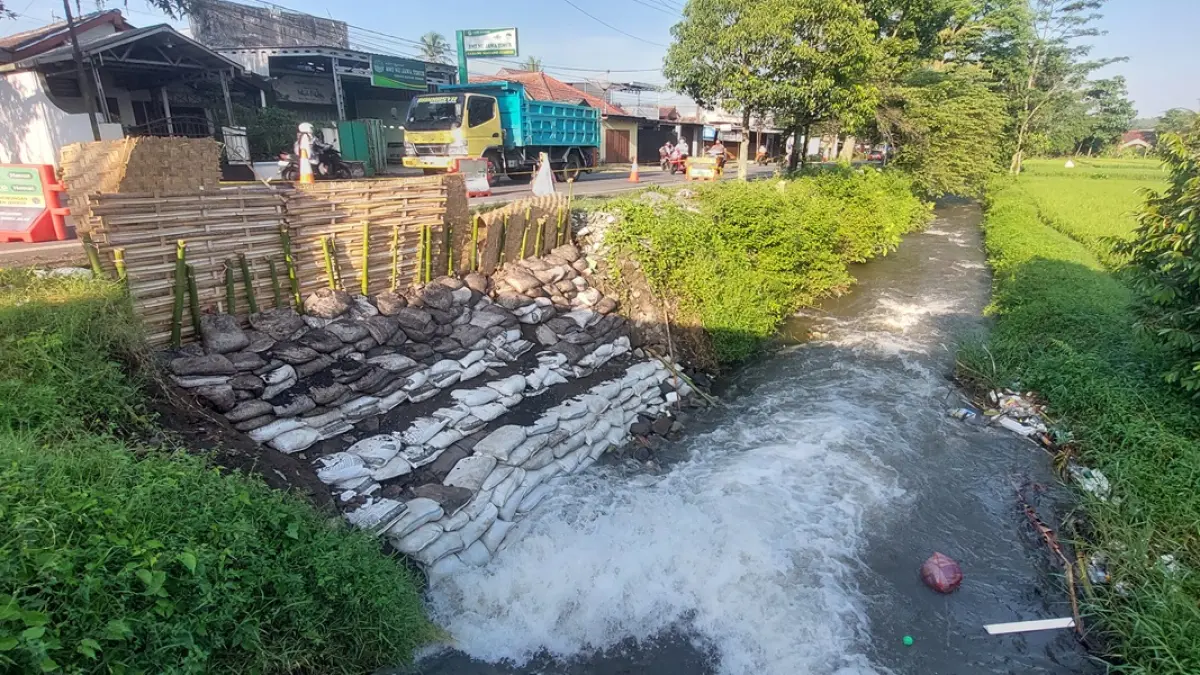 PERLU PERBAIKAN: Kondisi plengsengan Jalan Nasional Jember – Lumajang yang ambrol. (JUMAI/RJ)