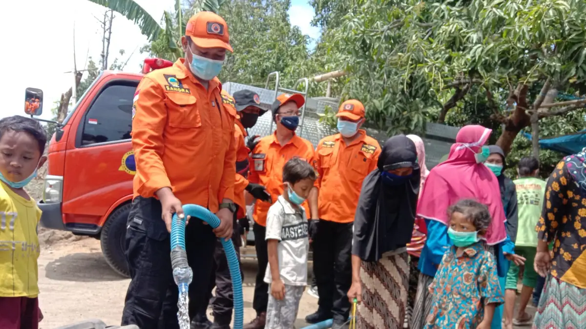 Petugas BPBD Bondowoso saat menyalurkan air bersih