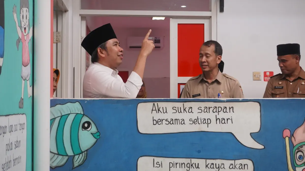 SERUKAN PELAYANAN PRIMA: Gus Fawait saat melakukan inspeksi ke Puskesmas Ajung, beberapa pekan lalu. Dalam kesempatan berbeda saat inspeksi ke Puskesmas Mumbulsari (7/4), ia juga menyatakan terkait fasilitas dan pelayanan Puskesmas. (MAULANA/RADAR JEMBER)
