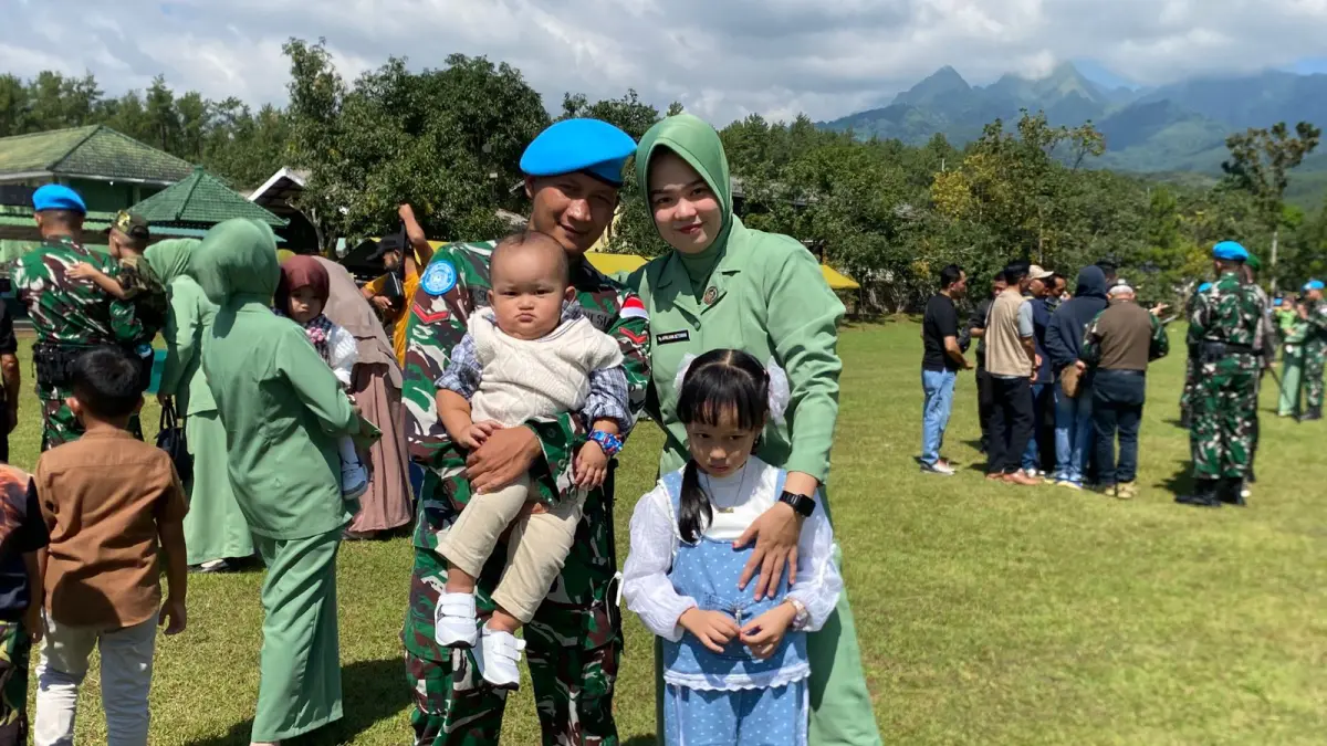 TEGAR: Apriliana Setyawan, salah seorang istri prajurit TNI 514 Sabadda Yudha menemui suaminya bersama anaknya sebelum berangkat ke Lebanon. (ILHAM/RJ)