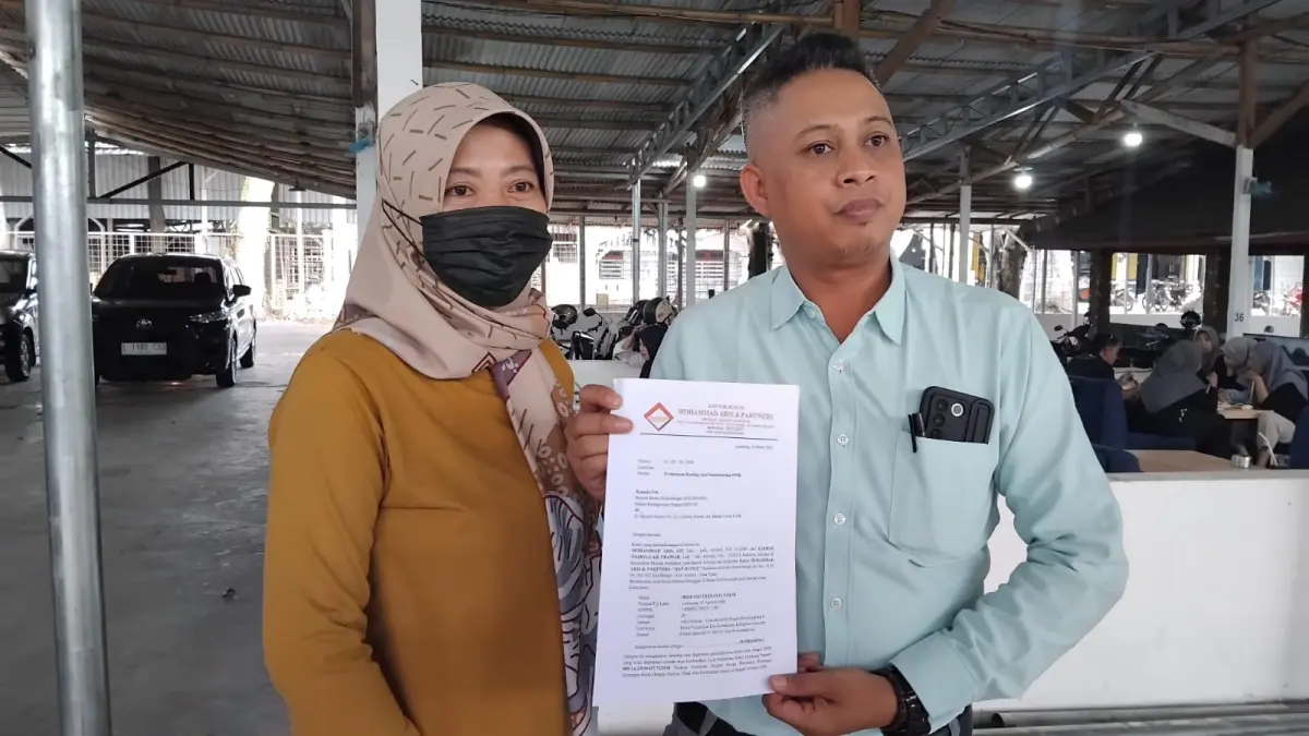 TUNJUKKAN: Rindang Fridianti, seorang guru di SDN 1 Rowokangkung, saat menunjukkan
bukti BAP rekayasa setelah dijatuhi sanksi pemutusan hubungan kerja (PHK).