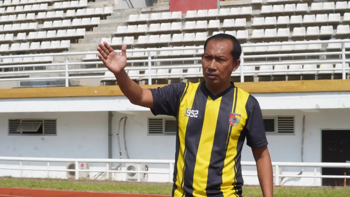 BERI INSTRUKSI: Asisten Pelatih Persid Jember Muhamad Rofiq memberi arahan kepada tim saat sesi latihan di Stadion JSG. (SIDKIN ALI/RADAR JEMBER)