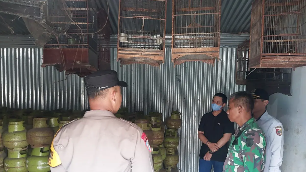 CEK PASOKAN: Muspika saat melakuan inspeksi tabung gas elpiji 3 kilogram ke sejumlah agen/pangkalan, di Kecamatan Gumukmas, Jember, belum lama ini (7/4). Saat itu terlihat banyak tumpukan tabung gas elpiji yang kosong. (TAHRIR)