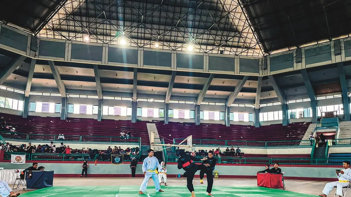 DISELEKSI: Proses seleksi pesilat untuk tim Jember menjelang pelaksanaan Kejurprov akhir April ini. Seleksi digelar di GOR PKPSO Kaliwates. (DISPORABUDPAR)
