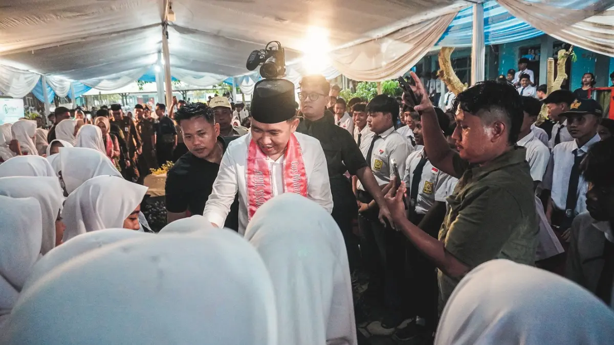 HANGAT: Momen Gus Fawait saat menemui ratusan siswa dan mensosialisasikan pencegahan pernikahan dini, di SMPN 1 Mumbulsari, saat rangkaian Bunga Desaku Mumbulsari, Selasa petang (7/04). (MAULANA/RADAR JEMBER)
