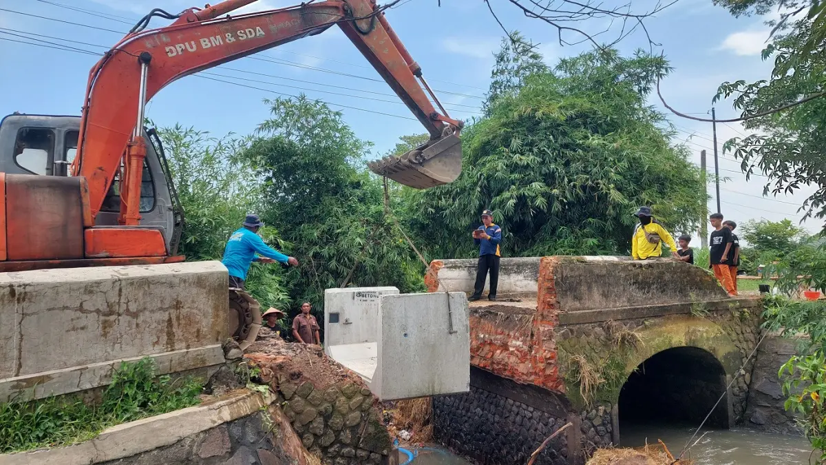 Jembatan penghubung Kecamatan Jenggawah–Balung dipasang bix culvert. (JUMAI/RADAR JEMBER)
