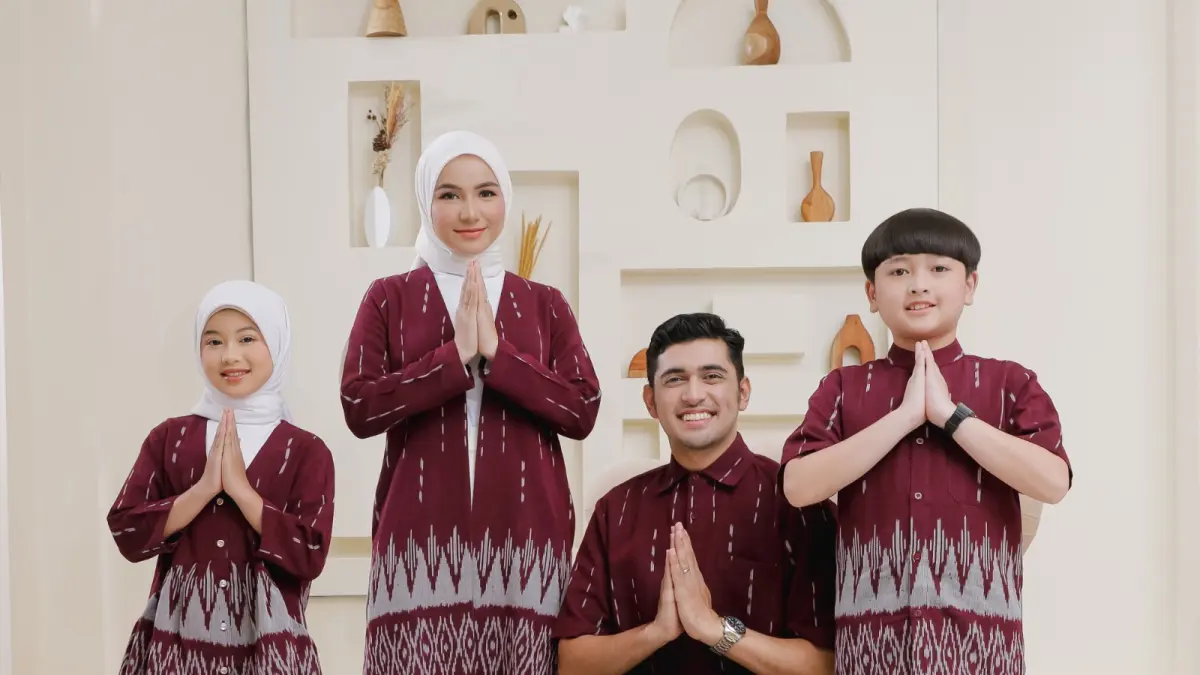 KainIndonesia.co menjadikan kain tradisional sebagai fondasi utama produknya