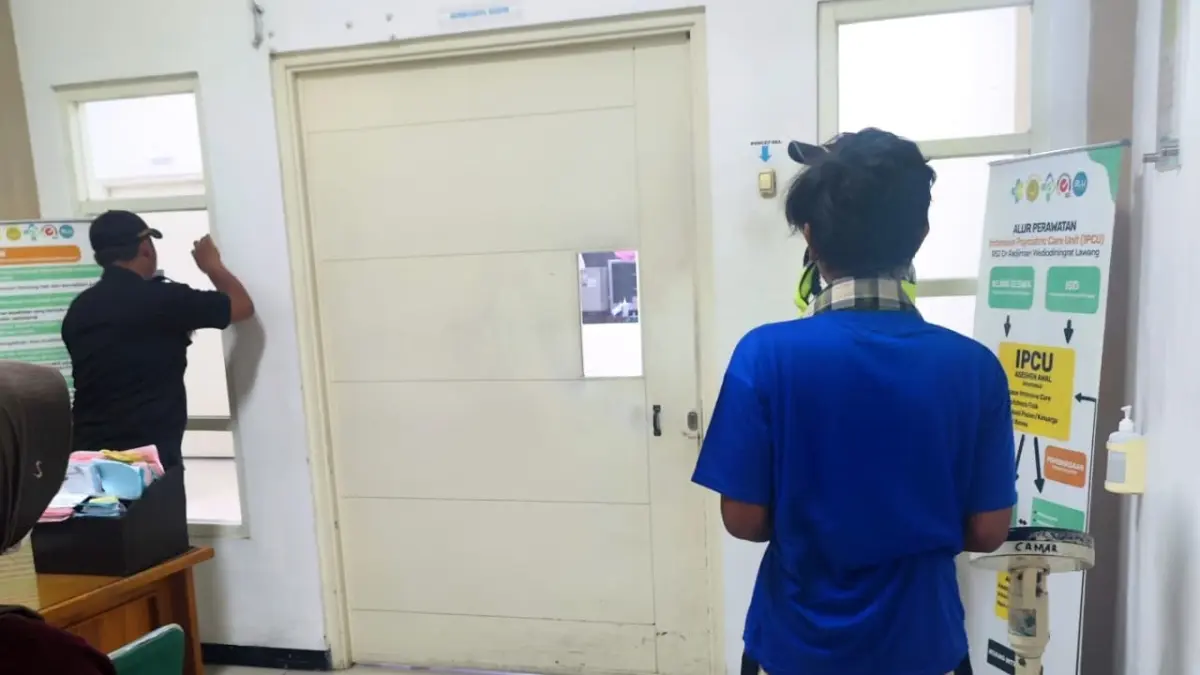 Petugas Dinsos Jember mengevakuasi Muhammad Vemas (23), ODGJ asal Puger yang sempat dipasung. Sebelum dirujuk ke RSJ Lawang, petugas membawanya melakukan perekaman e-KTP agar ia bisa mengakses layanan kesehatan resmi. (UPT Liposos Dinsos P3A Jember)