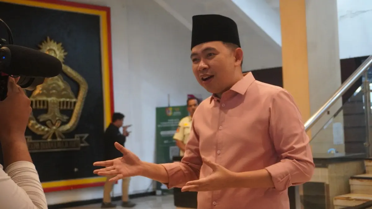 "Rakyat juga harus diperlakukan yang baik, jangan elitnya saja, karena mereka punya hak yang sama. Jadi itulah dari program Bunga Desaku ini." MUHAMMAD FAWAIT,&nbsp;Bupati Jember, (MAULANA/RADAR JEMBER)