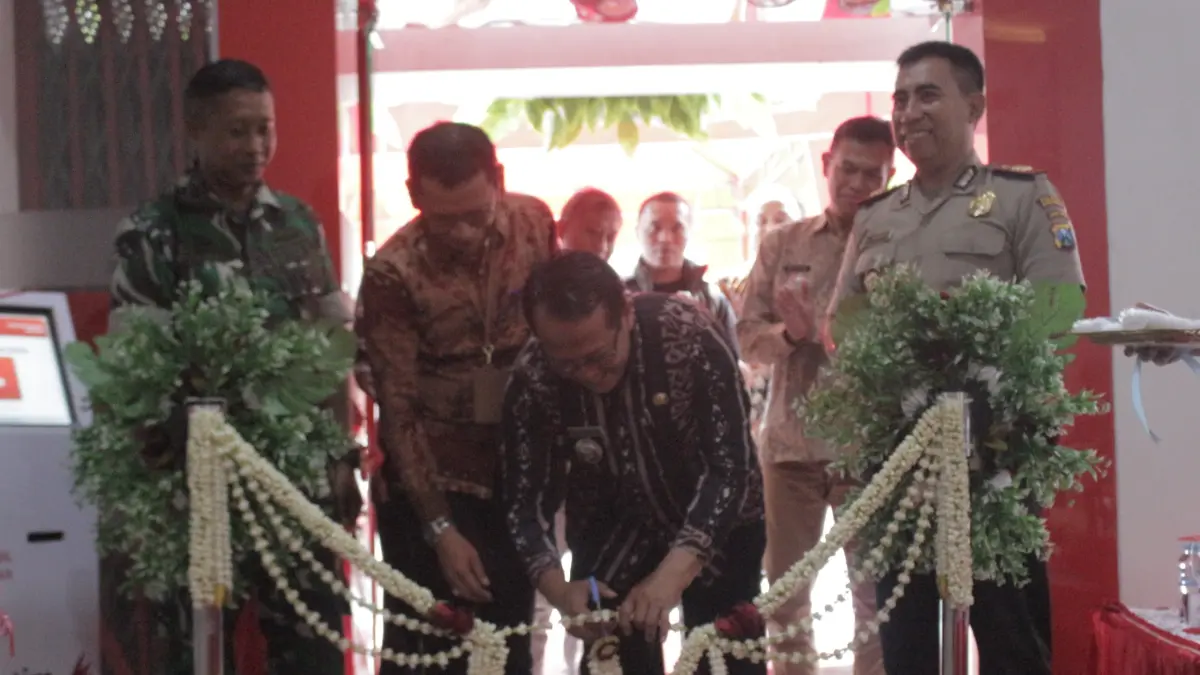 ‎RESMI: Camat Sukosari bersama Pemimpin Bank Jatim Cabang Bondowoso, memotong pita sebagai pertanda resminya kantor fungsional di Sukosari. (ILHAM/RJ)
