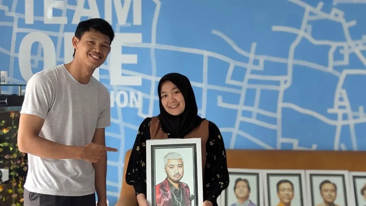 Amaruddin Furqoni, pelukis muda saat menunjukkan hasil karyanya. (ADE APRYANIS/RAME)