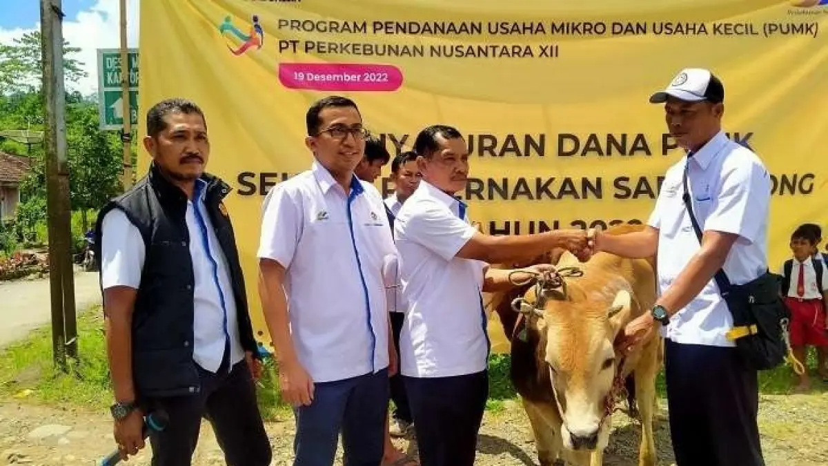 BERJALAN: Sejumlah pihak dari PTPN I Regional 5 saat menyalurkam bansos dan TJSL kepada masyarakat 