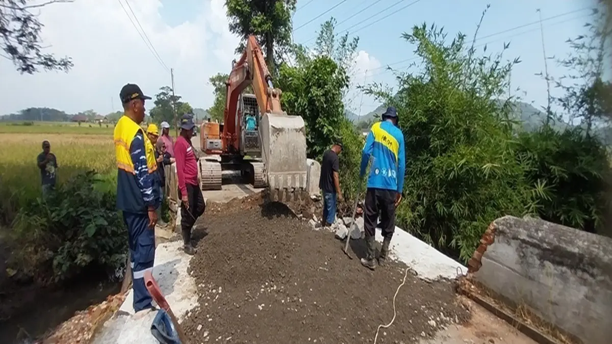 BISA DILEWATI: Jembatan Curah Kenceng, Desa Glundungan, Kecamatan Wuluhan akhirnya selesai diperbaiki dan bisa dilewati kembali, (10/4). (JUMAI/RJ)