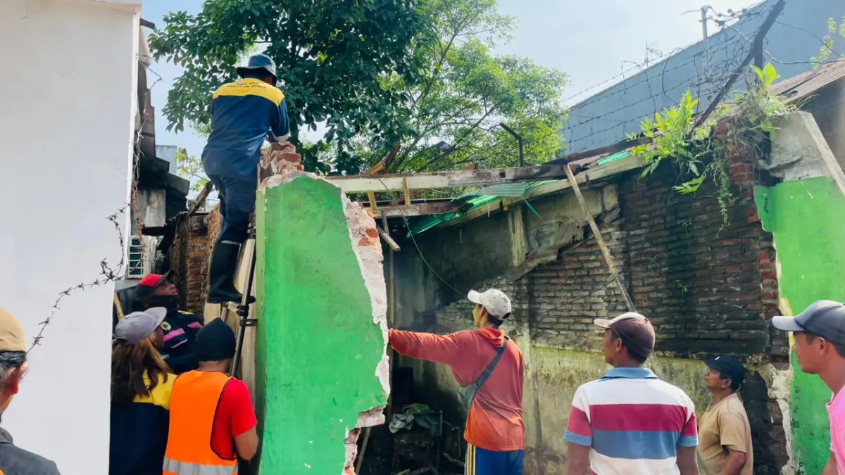 DIEKSEKUSI: Tim gabungan didukung saat mengeksekusi bangunan di atas drainase di Jalan Trunojoyo, Kamis (9/4). (SATPOL PP JEMBER)