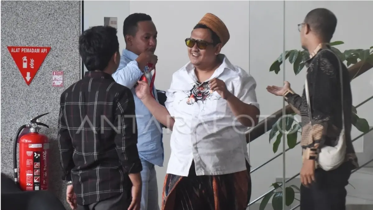 DIPERIKSA: Pengusaha rokok Khairul Umam (kedua kanan) berbincang dengan kerabat usai menjalani pemeriksaan di Gedung Merah Putih KPK, (ft:ANTARA)