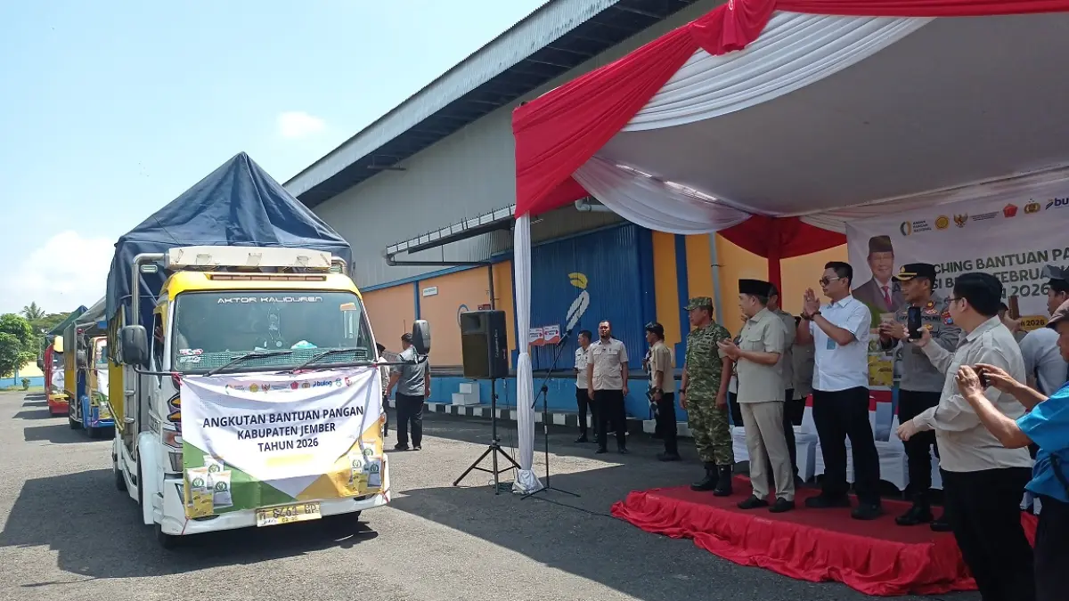 DISALURKAN: Bupati Jember Muhammad Fawait didampingi Pemimpin Bulog Jember M Ade Saputra dan forkopimda melepas truk pengangkut bantuan pangan di Gudang Bulog Mangli, kemarin. Sebanyak 390 ribu jadi penerima. (SIDKIN ALI/RADAR JEMBER)