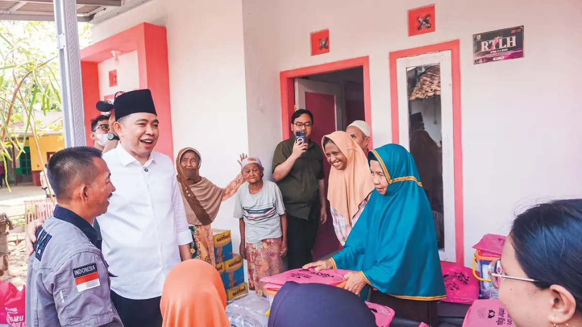 HANGAT: Gus Fawait saat berkunjung ke kediaman Sumiati, keluarga penerima program RTLH, di Dusun Karang Sirih, Desa Suco, saat rangkaian Bunga Desaku Mumbulsari (7/4). (MAULANA/RADAR JEMBER)