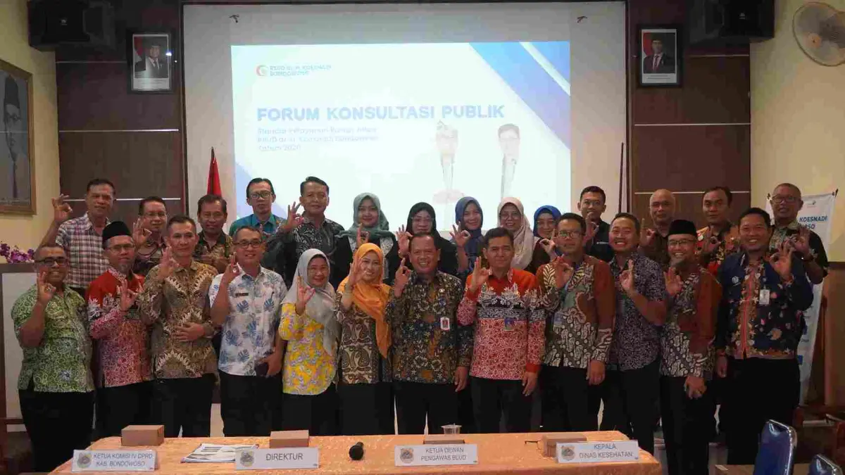 ‎KETERBUKAAN INFORMASI: Para Undangan berfoto bersama usai digelar Forum Komunikasi Publik oleh RSUD dr H Koesnadi Bondowoso. (DIDIK.S/RJ)