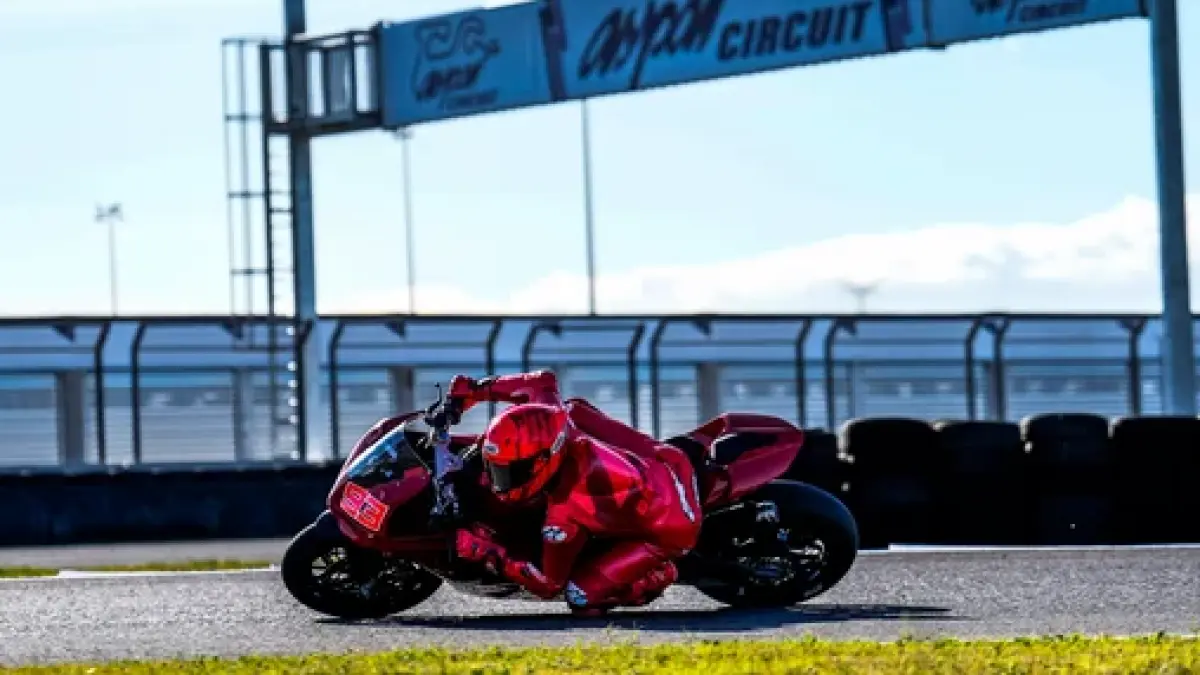 Marc Marquez ketika berlatih mandiri mengendarai Ducati Panigale V2 di Sirkuit MotorLand Aragon. (foto: visordown.com)