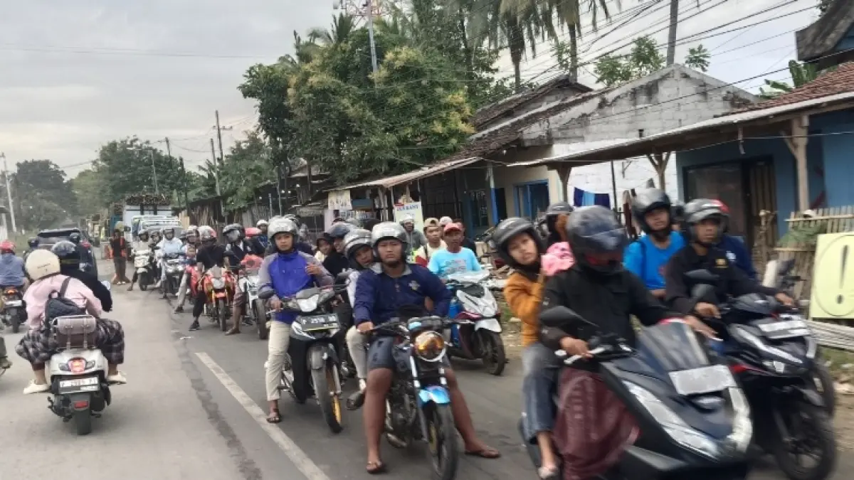 MELEJIT: Sejumlah pengendara melintas di wilayah Bondowoso beberapa waktu lalu. (ILHAM/RJ)