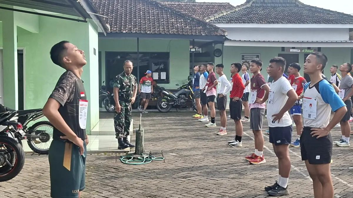 SELEKSI KETAT: Proses seleksi Paskibraka Jember tahun 2026 di kawasan Stadion Notohadinegoro Jember. Dari 500 peserta diseleksi hingga terakhir menyisahkan 75 pasukan. (BAKESBANGPOL)