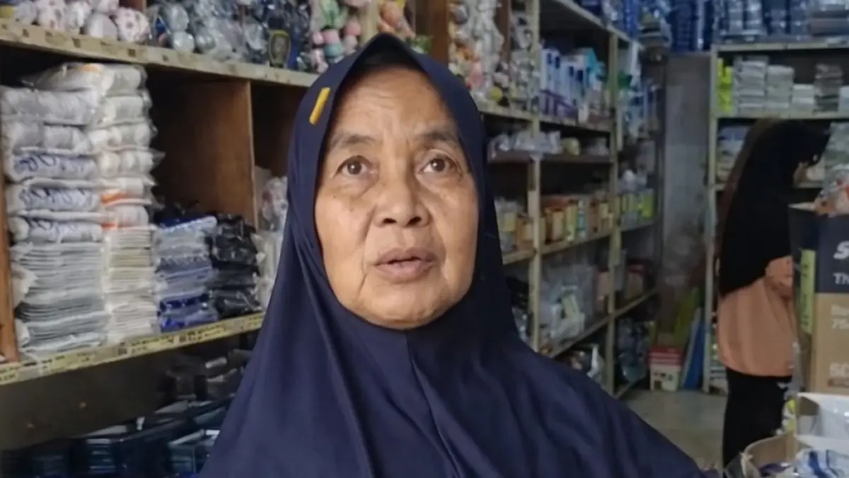 “Sudah jadi kebutuhan, karena plastik itu wadah utama untuk jualan.” MISTINA,&nbsp;pelaku UMKM. (M ADHI SURYA/RADAR JEMBER)