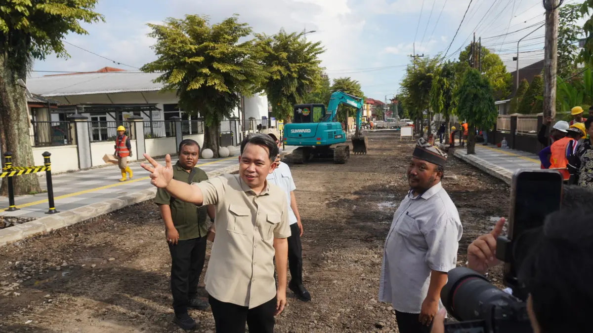 Gus Fawait bersama jajarannya saat melakukan inspeksi pengerjaan proyek Street Food RA Kartini Jember, Sabtu (11/04/2026). (Foto: Maulana/Radar Jember)