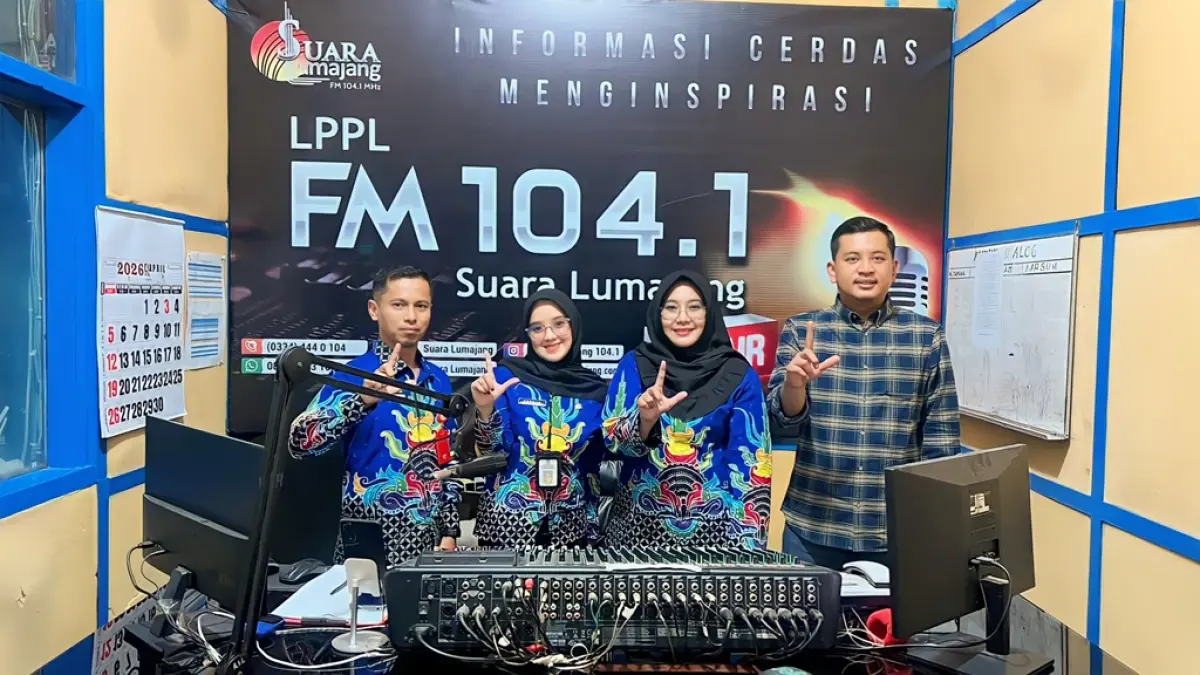 KOMITMEN: Ketua Komisi A DPRD Lumajang Reza Hadi Kurniawan saat mengikuti acara talk
show, kemarin.