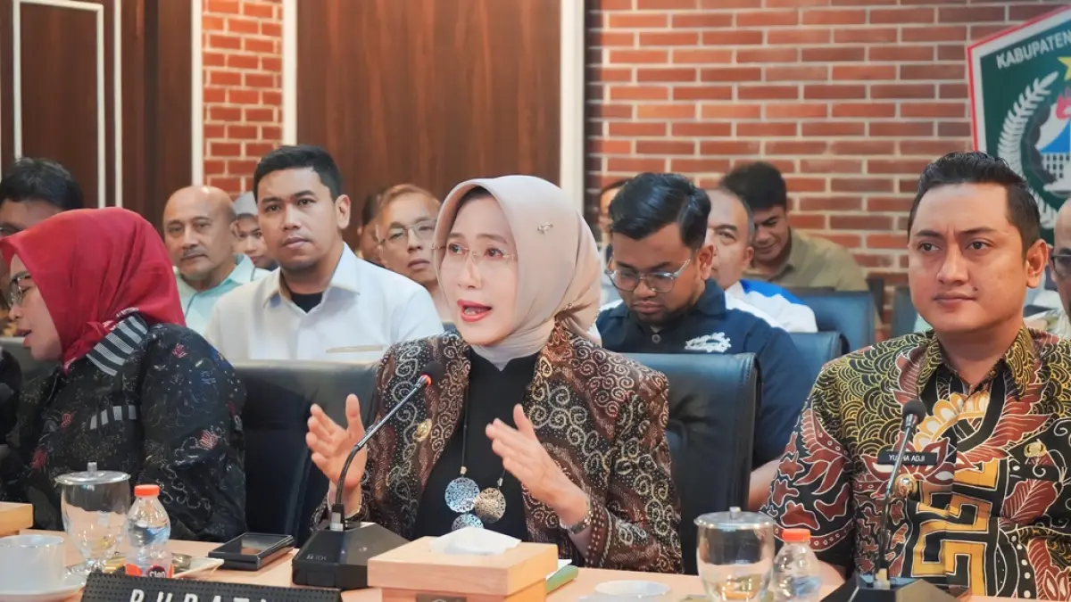 RAPAT: Bupati Lumajang Indah Amperawati saat memimpin rapat koordinasi stabilitas stok LPG
3 kg.