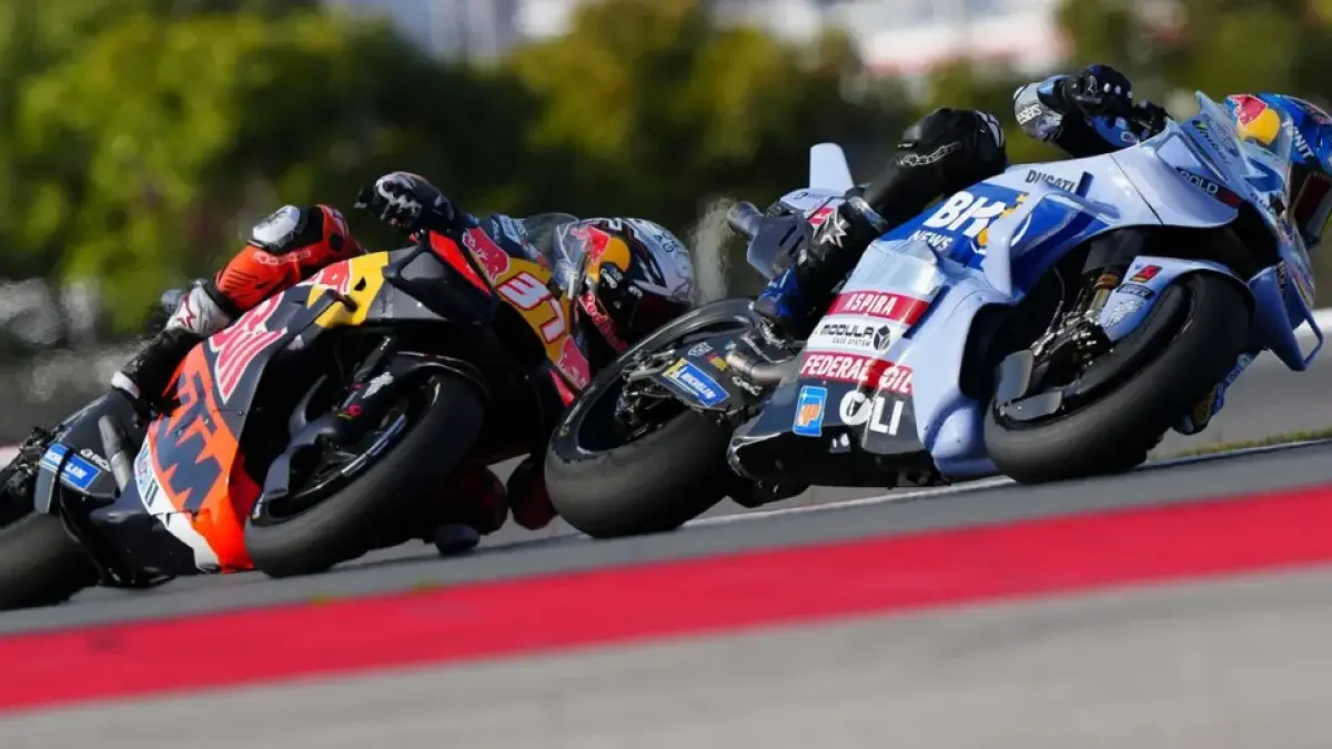 Alex Marquez (depan) terlibat duel dengan Pedro Acosta. (Doc. MotoGP)