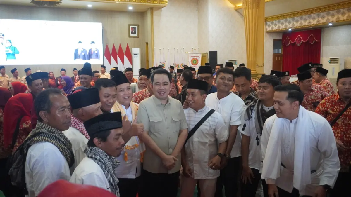 BERI APRESIASI: Bupati Gus Fawait saat kesempatan halal bihalal bersama PPNI Cabang Jember di Pendapa Wahyawibawagraha (11/4). (MAULANA/RADAR JEMBER)