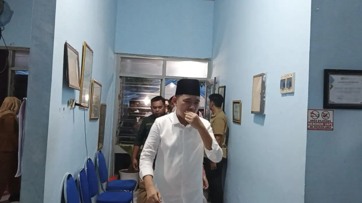 Bupati Jember Gus Fawait dalam program Bunga Desaku, di SMPN 1 Mumbulsari pada Selasa (7/04/2026). (Foto: Maulana/Radar Jember)