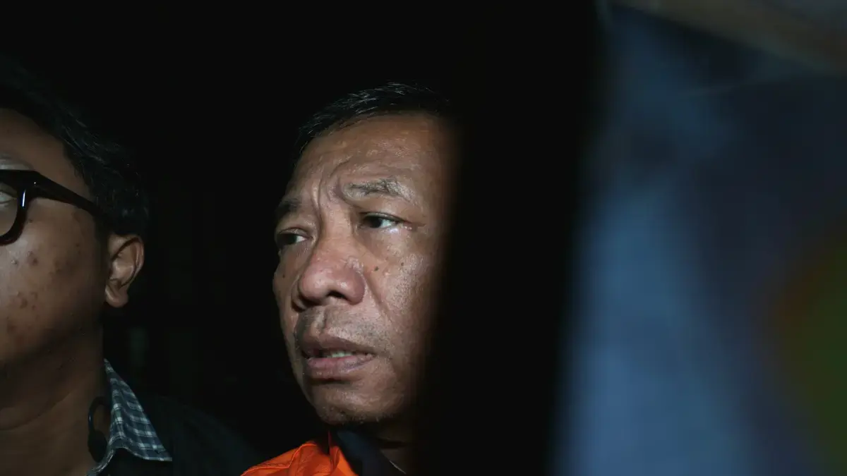 Bupati Tulungagung, Gatut Sunu Wibowo resmi memakai rompi jingga usai terjaring OTT KPK, Minggu (12/4/2026). (Dery Ridwansah/JawaPos.com)