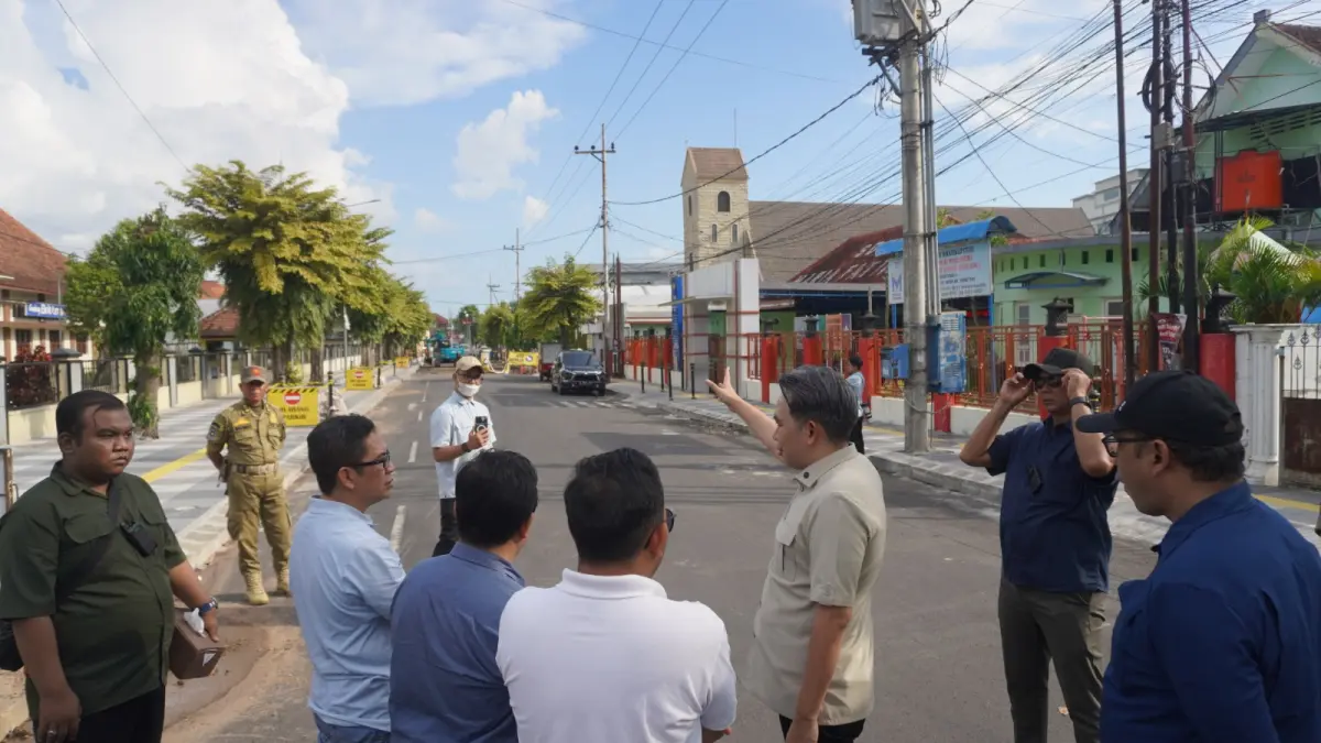 CEK LOKASI: Gus Fawait dan jajaran saat melakukan inspeksi pengerjaan proyek Street Food RA Kartini Jember, Sabtu (11/4). (MAULANA/RADAR JEMBER)